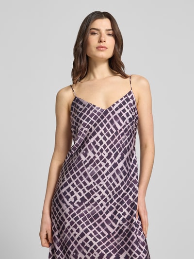 Frauenmodel trägt Abendkleid im Allover-Look mit Spaghettiträgern von Jake*s Cocktail aus Satin in A-Linie, V-Ausschnitt, Nahaufnahme Oberkörper.
