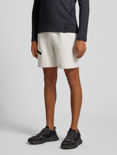 Under Armour Relaxed Fit Sweatshorts mit Logo-Print Modell 'Unstoppable' Offwhite 4