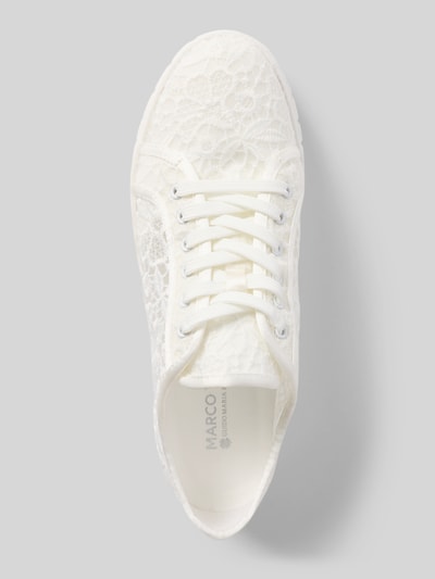 Produktfoto, Sneaker mit Spitze und leicht profilierter Sohle von Marco Tozzi, weißes Textil, Schnürverschluss, florale Struktur, Draufsicht, Absatzhöhe 3 cm, Schafthöhe 6 cm, Schaftweite 9 cm