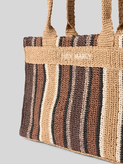 Produktfoto, Strandtasche mit Logo-Stitching Modell 'Beach Bestie' von Hey Marly mit Strukturmuster in Beige, Braun, Creme und Schwarz, offenes Hauptfach, kurze Tragegriffe, Reißverschlussfach innen, Breite 41 cm, Länge 32 cm, Tiefe 17 cm, Schulterriemen Länge 63 cm
