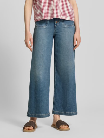 Frauenmodel trägt Jeans mit Knopfleiste und aufgesetzten Taschen von MOS MOSH, Blue Denim, Wide Leg, Baumwoll-Mix, Ganzkörperansicht von vorne.
