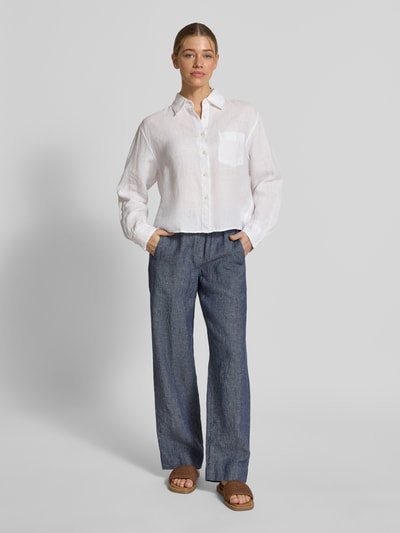 Frauenmodel trägt Regular Fit Weite Hose aus reinem Leinen Modell 'FARINA' von Brax in Unifarbe mit elastischem Bund und Eingrifftaschen, Ganzkörperansicht von vorne.
