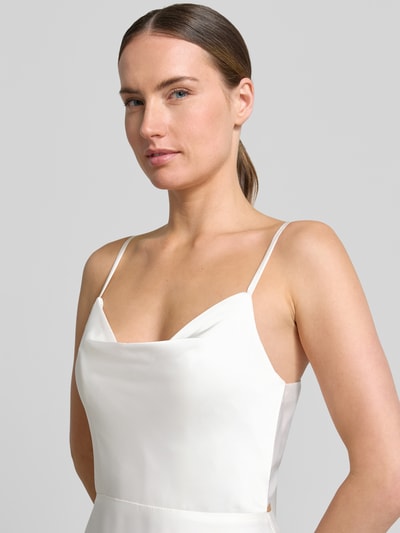 Frauenmodel trägt Abendkleid mit Spaghettiträgern von Laona, glatte weiße Oberfläche, Damen Maxikleid, A-Linie, Nahaufnahme Oberkörper. Rückenlänge bei Größe 36: 111 cm, Brustweite 41 cm, Oberteil zum Binden, Reißverschluss auf der Rückseite.