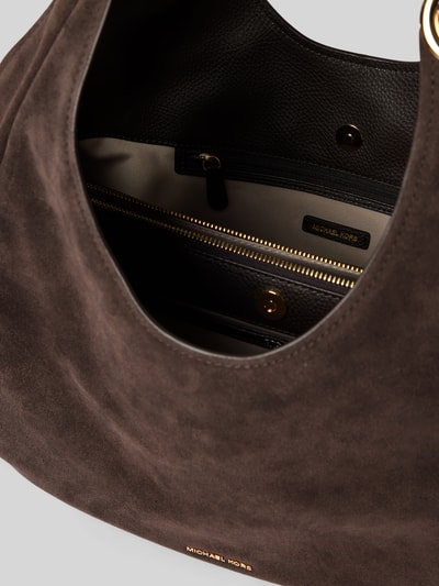 Produktfoto, Handtasche aus echtem Leder Modell 'ELLIE' von MICHAEL Michael Kors, braune Oberfläche, goldene Details, Hauptfach mit Magnetverschluss, sichtbares Label, Schulterriemen, Detailaufnahme, Kontext: Damen Handtasche, Breite 42 cm, Länge 41 cm, Tiefe 14 cm, Schulterriemen 36 cm.