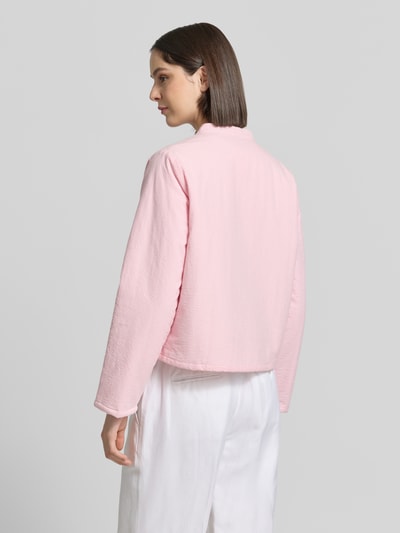 Frauenmodel trägt Jacke mit Stehkragen Modell 'Emilia' von LOLLYS LAUNDRY in Rosa, reine Baumwolle, Regular Fit, Ganzkörperansicht Rückansicht