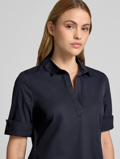 Frauenmodel trägt Hemdblusenkleid mit V-Ausschnitt von ROBE LÉGÈRE aus Baumwoll-Mix mit Stretch-Anteil, Nahaufnahme Oberkörper.