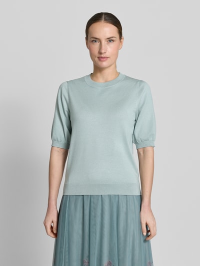 Frauenmodel trägt Strickshirt mit Schluppe aus Chiffon von Zero in Hellblau, Viskose-Mix, körpernaher Schnitt, gerippte Abschlüsse, 1/2-Arm, Ganzkörperansicht von vorne.