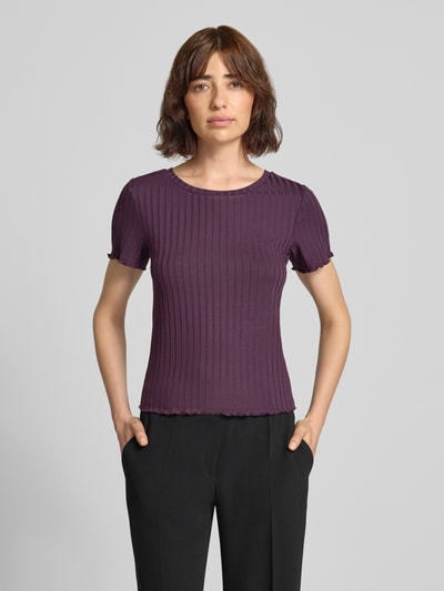 Frauenmodel trägt T-Shirt aus Viskose-Mix mit Muschelsaum von Rich & Royal in Lila, Strukturmuster, Rundhalsausschnitt, Regular Fit, Ganzkörperansicht von vorne.