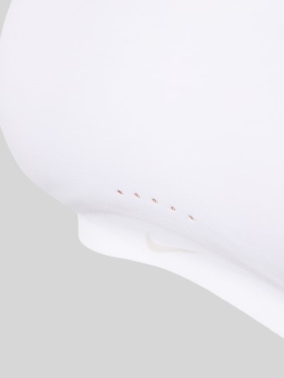 Frauenmodel trägt Sport-BH mit Logo-Print Modell 'Alate' von NIKE TRAINING, weiß, glatte Textur, Detailaufnahme, Hakenverschluss, verstellbare Träger.