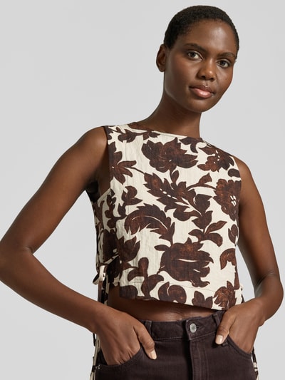 Frauenmodel trägt Blusentop aus Viskose-Mix mit seitlicher Schnürung von Mango, Regular-Fit, Allover-Look, Rundhalsausschnitt, Nahaufnahme Oberkörper.