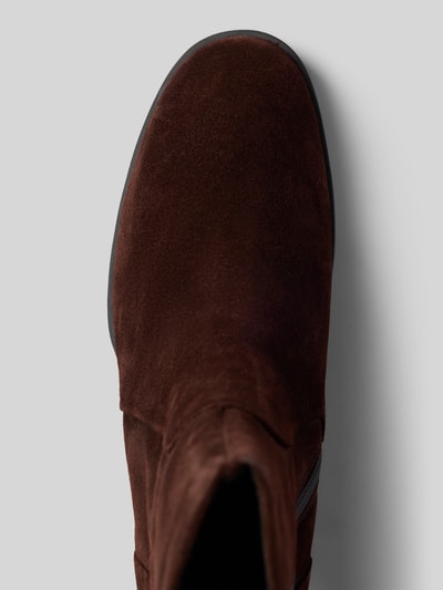 Produktfoto, Stiefeletten aus echtem Leder von Högl in Dunkelbraun mit abgerundeter Passform, samtiger Textur, Detailaufnahme, Damen Stiefeletten, Blockabsatz, leicht profilierte Sohle, Absatzhöhe 5 cm, Schafthöhe 7 cm, Schaftweite 13 cm