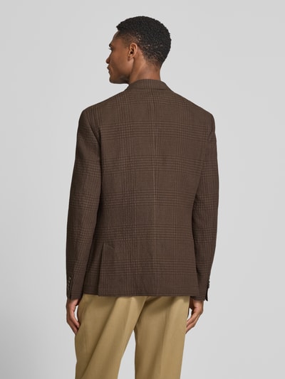 Männermodel trägt Slim Fit 2-Knopf-Sakko aus Leinen-Baumwoll-Mix von bugatti in Braun mit Strukturmuster, Ganzkörperansicht Rückansicht.