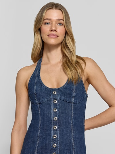 Frauenmodel trägt Mini-Jeanskleid aus reiner Baumwolle Modell 'LONCIA' von MAX&Co., Denim-Optik, Kontrast-Nähte, Reißverschluss, Nahaufnahme Oberkörper.