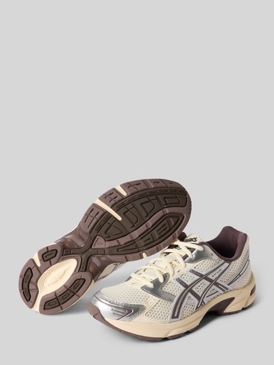 Produktfoto, Sneaker mit Schnürung Modell 'GEL-1130' von ASICS in Beige, Silber und Braun, abgerundete Spitze, Label-Details, sichtbare Texturen