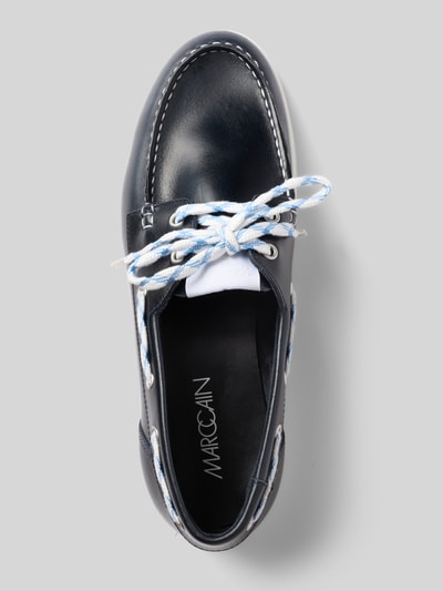 Produktfoto, Loafers aus Leder mit Schnürung von Marc Cain Bags & Shoes, dunkelblaues Echtleder, weiße Kontrastnähte, abgerundete Spitze, strukturierte Schnürung, sichtbares Innenfutter, Schuhgrößen-bezogene Maße laut Kontext