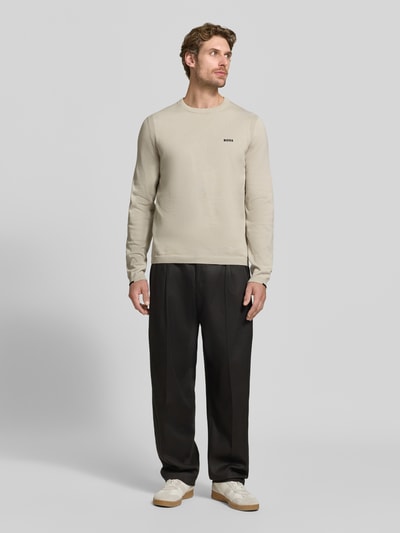 Männermodel trägt Regular Fit Pullover aus reiner Baumwolle Modell 'KN_Ever-X' von BOSS, Herren Pullover von BOSS Green, Ganzkörperansicht von vorne.