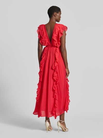 Frauenmodel trägt Maxikleid aus Viskose-Mix mit Rüschenbesatz Modell 'Linala' von YAS in kräftigem Rot, Ganzkörperansicht Rückansicht, Damen Maxikleid, Taillierte Passform, Kurzärmelig, V-Ausschnitt, Rückenlänge 135 cm, Brustweite 47 cm.