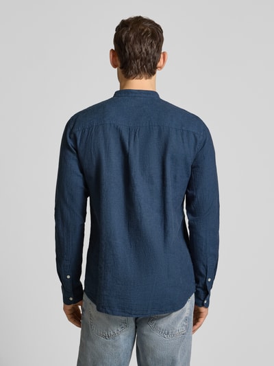 Männermodel trägt Regular Fit Freizeithemd aus Leinen-Baumwoll-Mix von MCNEAL in Dunkelblau mit Stehkragen, Knopfleiste, Ganzkörperansicht Rückansicht. Rückenlänge 76 cm, Schulterbreite 48 cm, Ärmellänge 67 cm, Größe M.
