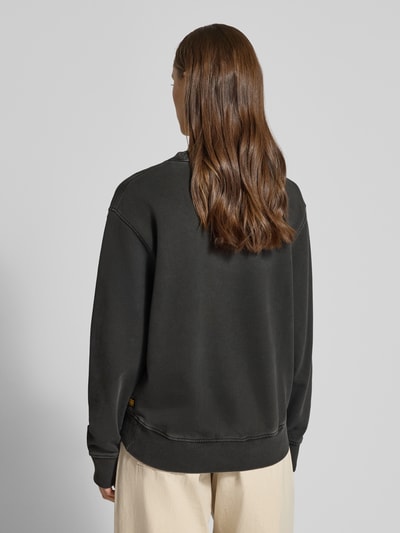 Kobiece modelka ma na sobie Relaxed Fit Sweatshirt mit Rundhalsausschnitt od G-Star Raw, czysta bawełna, wydłużony tył, widok całej sylwetki z tyłu.