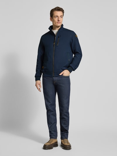 Męski model nosi Jacke mit Stehkragen Modell 'SKYGLIDER' od PME Legend, materiał z domieszką stretchu, krój regular fit, granat, całe ciało z przodu