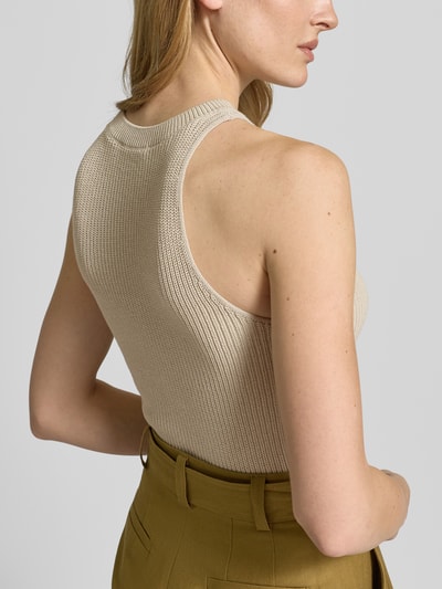 Frauenmodel trägt Stricktop mit Rundhalsausschnitt von Style Icon Collection im Baumwoll-Viskose-Mix, Slim Fit, Beige, Nahaufnahme Rückenansicht.