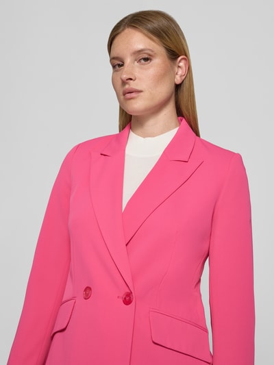 Frauenmodel trägt Regular Fit Blazer mit Pattentaschen von Christian Berg Woman Selection in Pink, Material-Mix mit Stretch-Anteil, Nahaufnahme Oberkörper.