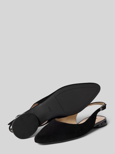 Produktfoto, Pumps aus Leder mit Riemen und Dornschließe von Högl in Schwarz, vorne spitz zulaufend, glatte Sohle, Absatzhöhe 2 cm, Schaftweite 5 cm, Echtleder