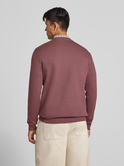 Männermodel trägt Regular Fit Sweatshirt aus Baumwoll-Mix Modell 'CERES' von ONLY in Braun, beige Hose, Ganzkörperansicht Rückansicht, Herren Sweatshirt von ONLY & SONS.