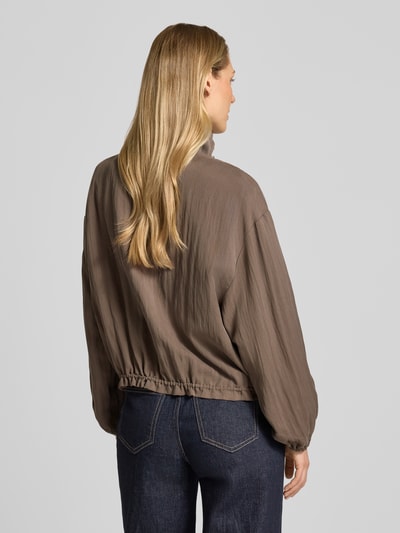 Modelka nosi Regular Fit Jacke aus Lyocell-Mix mit Viskose-Anteil von Fynch-Hatton, kolor brązowy, tekstura gładka, elastyczne wykończenia, stójka z tunelem, suwak, długość tyłu 54 cm, szerokość ramion 57 cm, szerokość w rozmiarze 36: 60 cm, długość rękawa 50 cm, widok całej sylwetki z tyłu.