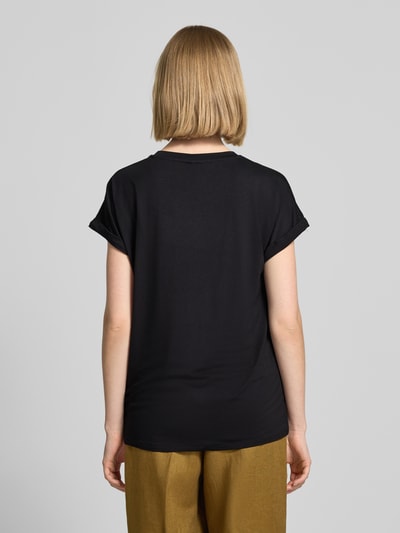 Frauenmodel trägt Damen T-Shirt mit Rundhalsausschnitt und Print Modell 'MARICA' von Soyaconcept, Lyocell-Elasthan-Mix, Relaxed-Fit, Rückenlänge 62 cm, schwarze T-Shirt-Optik mit glatter Textur, Ganzkörperansicht Rückansicht.