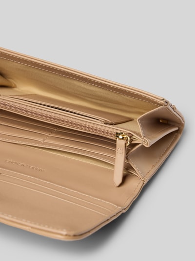 Produktfoto, Portfel z detalem z logo, model 'OCARINA' od VALENTINO BAGS, beżowy, główna przegroda z brzegiem, przegródka wewnętrzna na zamek, przegródki na karty.