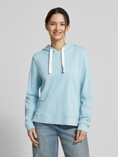 Frauenmodel trägt Regular Fit Hoodie aus Baumwoll-Mix von Tom Tailor Denim in Hellblau mit Kapuze, Stickerei, gerippten Abschlüssen, Ganzkörperansicht von vorne.