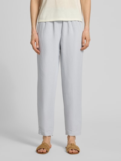 Frauenmodel trägt Straight Fit Stoffhose aus Viskose-Mix mit Leinen-Anteil von Marc Cain, hellgraue Farbe, glatte Textur, Eingrifftaschen, elastischer Bund mit Tunnelzug, Damen Stoffhose, Leinen-Optik, Bundweite 37 cm, Innenbeinlänge 66 cm, Ganzkörperansicht von vorne.