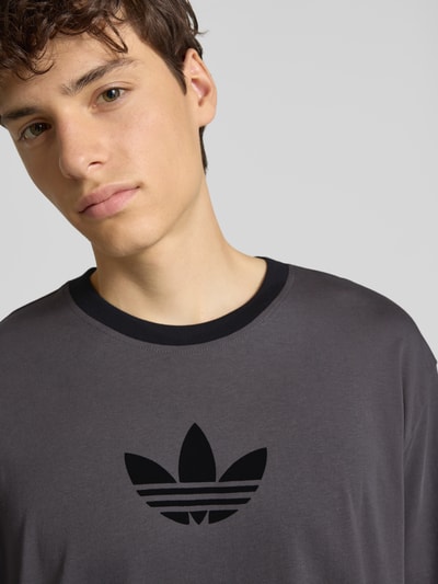 adidas Originals Oversized T-Shirt mit gerippten Abschlüssen Anthrazit 3