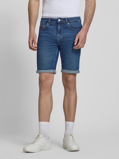 Männermodel trägt Regular Fit Jeansshorts aus Baumwoll-Mix Modell 'PLY' von Only & Sons in klassischer Denim-Optik, Ganzkörperansicht von vorne.