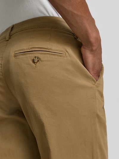 Männermodel trägt Slim Fit Chino aus Baumwoll-Mix Modell 'MILES' von Selected Homme, Optik: Unifarben, Detailaufnahme Rückansicht.