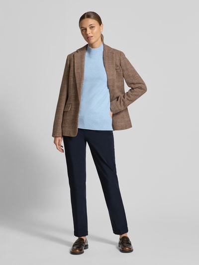 Frauenmodel trägt Chino aus Techno Cotton Superstretch von Raffaello Rossi, dunkelblau, gerader Schnitt, verkürzte Passform, Material-Mix mit Baumwoll-Anteil, französische Eingrifftaschen, Gesäßtaschen, Knopf- und Reißverschluss, Ganzkörperansicht von vorne.