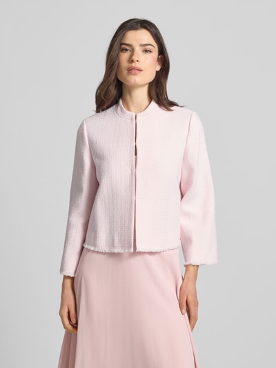 Frauenmodel trägt Blazer mit Fransensaum Modell 'Judit' von JOOP! aus Baumwoll-Mix in Bouclé-Optik, Rundhalsausschnitt, Ganzkörperansicht von vorne.