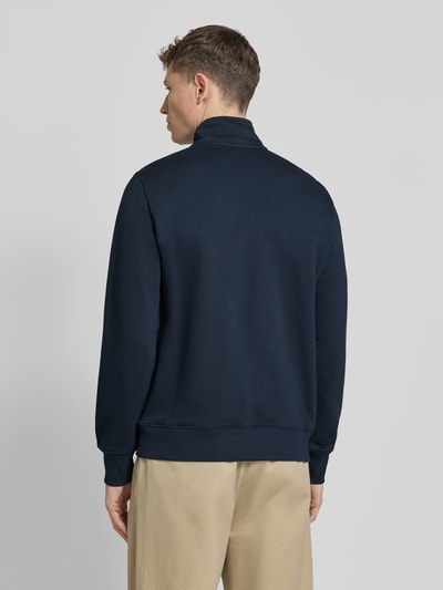 Männermodel trägt Regular Fit Sweatshirt mit Stehkragen und Reißverschluss von PAUL SMITH in Dunkelblau, Reine Baumwolle, Ganzkörperansicht Rückansicht