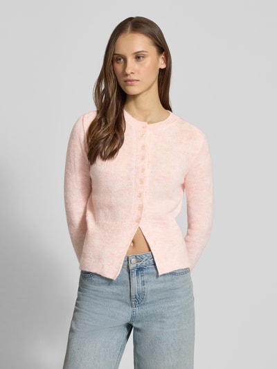 Frauenmodel trägt Regular Fit Strickjacke mit einreihiger Knopfleiste Modell 'ELLA' von ONLY, Optik: Unifarben, Materialverarbeitung: Strick, Rundhals, Langarm, gerippter Ärmel- und Rumpfabschluss, Ganzkörperansicht von vorne.