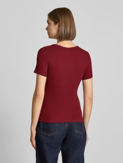 Frauenmodel trägt Slim Fit T-Shirt aus Baumwoll-Mix Modell 'HAYES' von Levi's®, dunkelrot, glatte Struktur, Ganzkörperansicht Rückansicht.