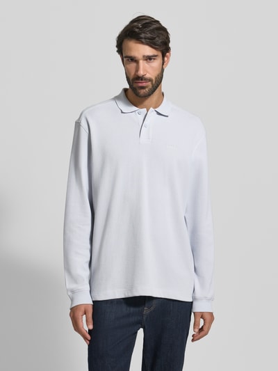 Männermodel trägt Regular Fit Poloshirt aus Baumwoll-Mix Modell 'PETEMPESTOLONG' von BOSS Orange, Optik: Unifarben, Ganzkörperansicht von vorne.
