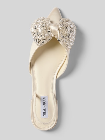 Produktfoto, Slipper mit Ziersteinbesatz Modell 'Sloane' von Steve Madden in creme mit spitzer Passform, offener Ferse, Zierschleife, glatter Sohle, Absatzhöhe 2 cm bei Größe 40.