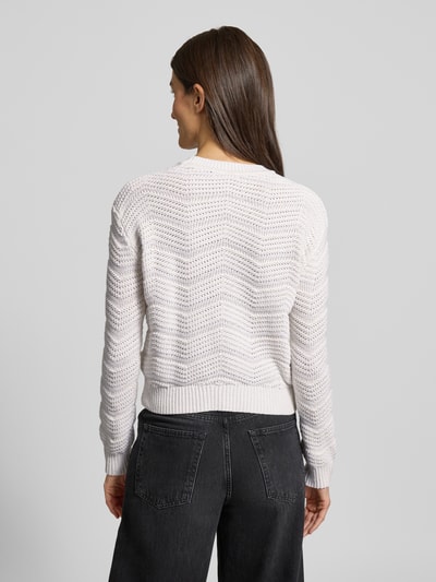 Frauenmodel trägt Strickpullover mit gerippten Abschlüssen von Guess in Weiß, lockerer Schnitt, Baumwoll-Mix, Rückenansicht, Ganzkörperansicht Rückansicht