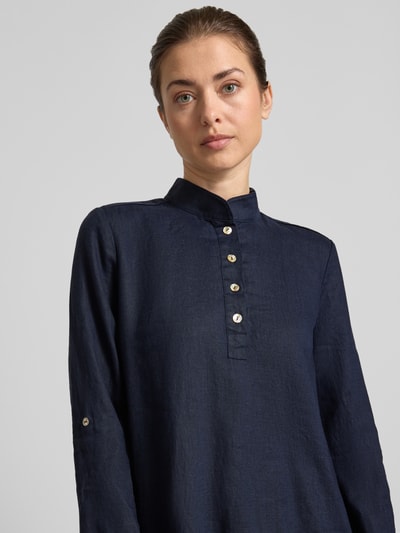 Frauenmodel trägt Leinenkleid mit Stehkragen und kurzer Knopfleiste von Christian Berg Woman in Dunkelblau, Reine Leinen, Nahaufnahme Oberkörper. Knopfleiste und Ärmel mit Aufschlag, Gerader-Schnitt, glatte Textur, Brustweite 49 cm, Rückenlänge 99 cm, Ärmellänge 63 cm, Größe 36.