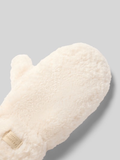 Produktfoto, Handschuhe aus Kunstfell von Kurt Beines, cremefarbene Fäustlinge, Label-Patch, weiche Textur, Damen Handschuhe