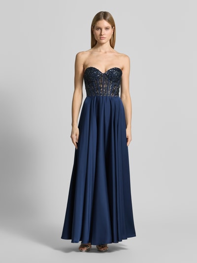Modelka kobieca ma na sobie Regular Fit Abendkleid mit floralem Pailettenbesatz od Laona, granatowy, koronkowy, krój regular fit, półprzezroczysty, zapięcie na zamek, dekolt bez ramiączek, długość tyłu w rozmiarze 36: 130 cm, szerokość w rozmiarze 36: 38 cm, widok całej sylwetki z przodu.