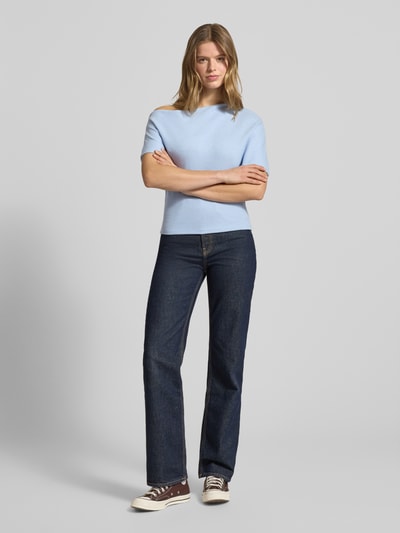 Frauenmodel trägt Regular Fit T-Shirt im asymmetrischen Design von Gina Tricot in Hellblau, Material-Mix mit Baumwoll-Anteil, Kurzärmelig, Rückenlänge bei Größe S 60 cm, Ganzkörperansicht von vorne.