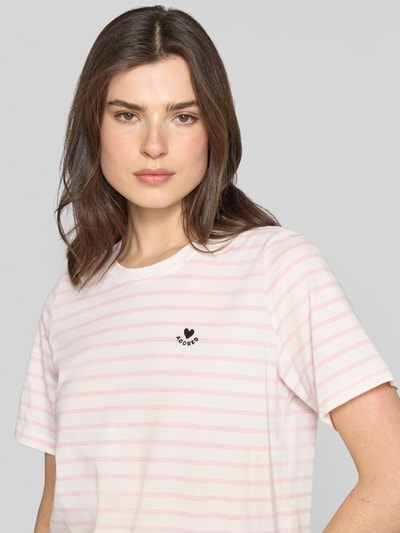 Kobiece model nosi Regular Fit T-Shirt aus reiner Baumwolle od s.Oliver RED LABEL, jednokolorowy, wzór w paski, haft, okrągły dekolt, krótki rękaw, dżersej, czysta bawełna, zbliżenie górnej części ciała.