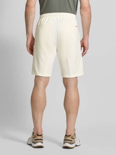 Männermodel trägt Regular Fit Shorts mit Tunnelzug von Antony Morato, kremowy, materiał z bawełną, szerokość w rozmiarze M 41 cm, długość nogawki 25 cm, widok całej sylwetki z tyłu